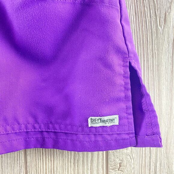 Grey's Anatomy Scrubs Top Women's Small Purple V Neck Lace Short Sleeve Pockets - Picture 2 of 7
